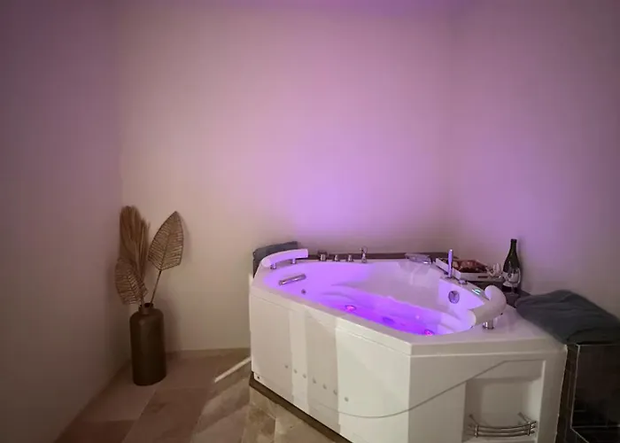 Romantique Avec Balneo En Plein Centre De شقة